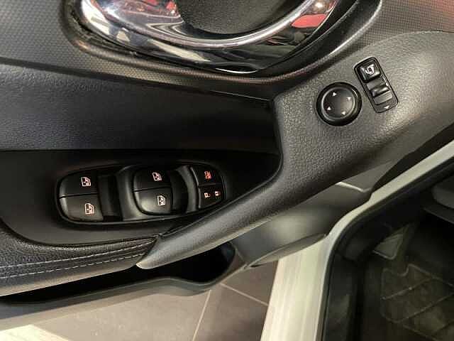 Nissan Qashqai N-Connecta + Glass Roof