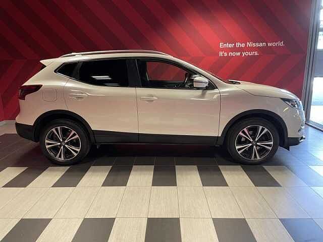 Nissan Qashqai N-Connecta + Glass Roof