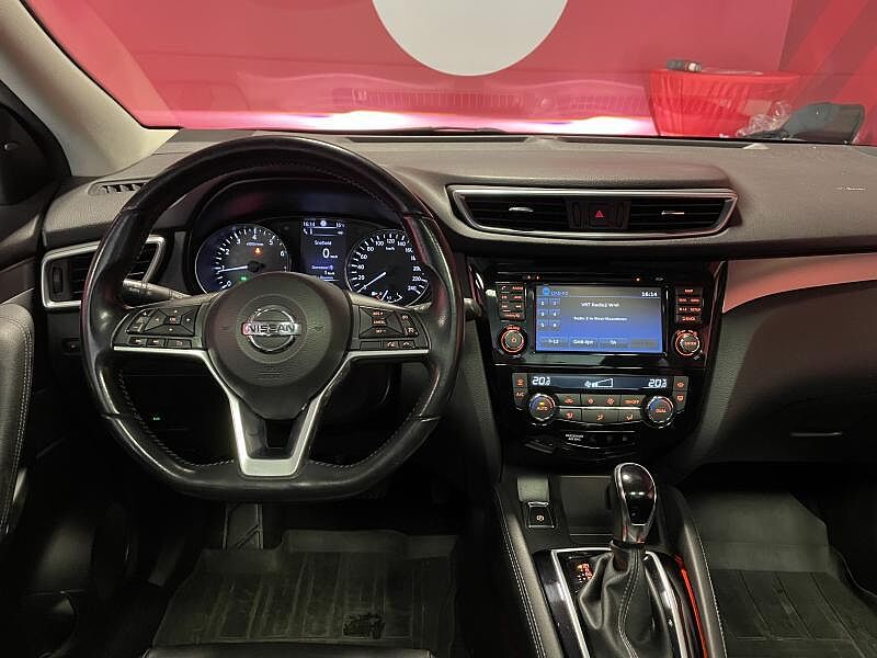 Nissan Qashqai Tekna + Glass Roof
