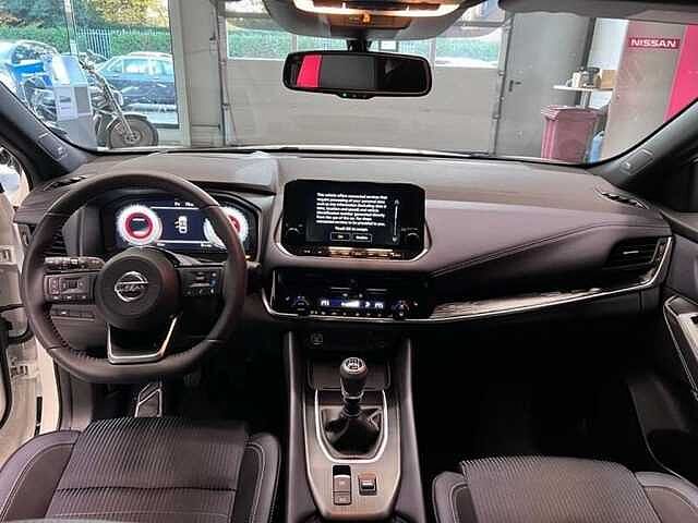 Nissan Qashqai Tekna 1,3 dig-t 140pk +glass roof +cold pack Mild Hybride